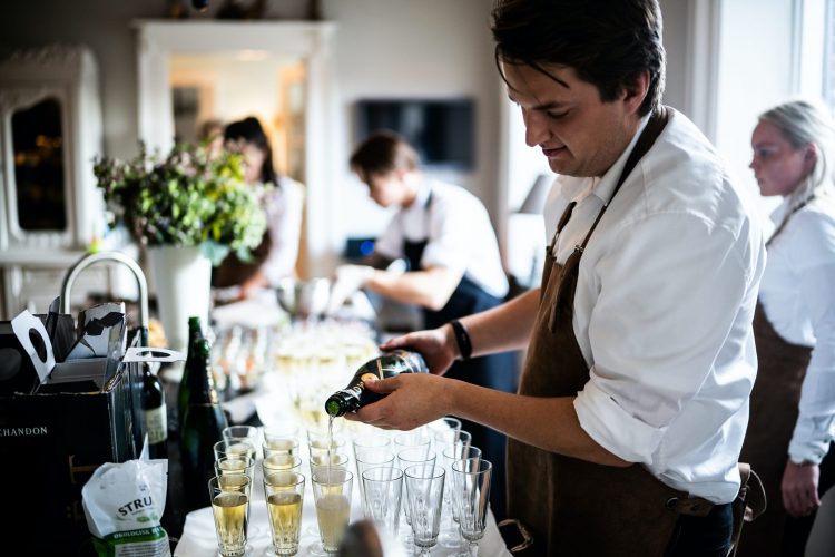 mand hælder champagne Servering til fest